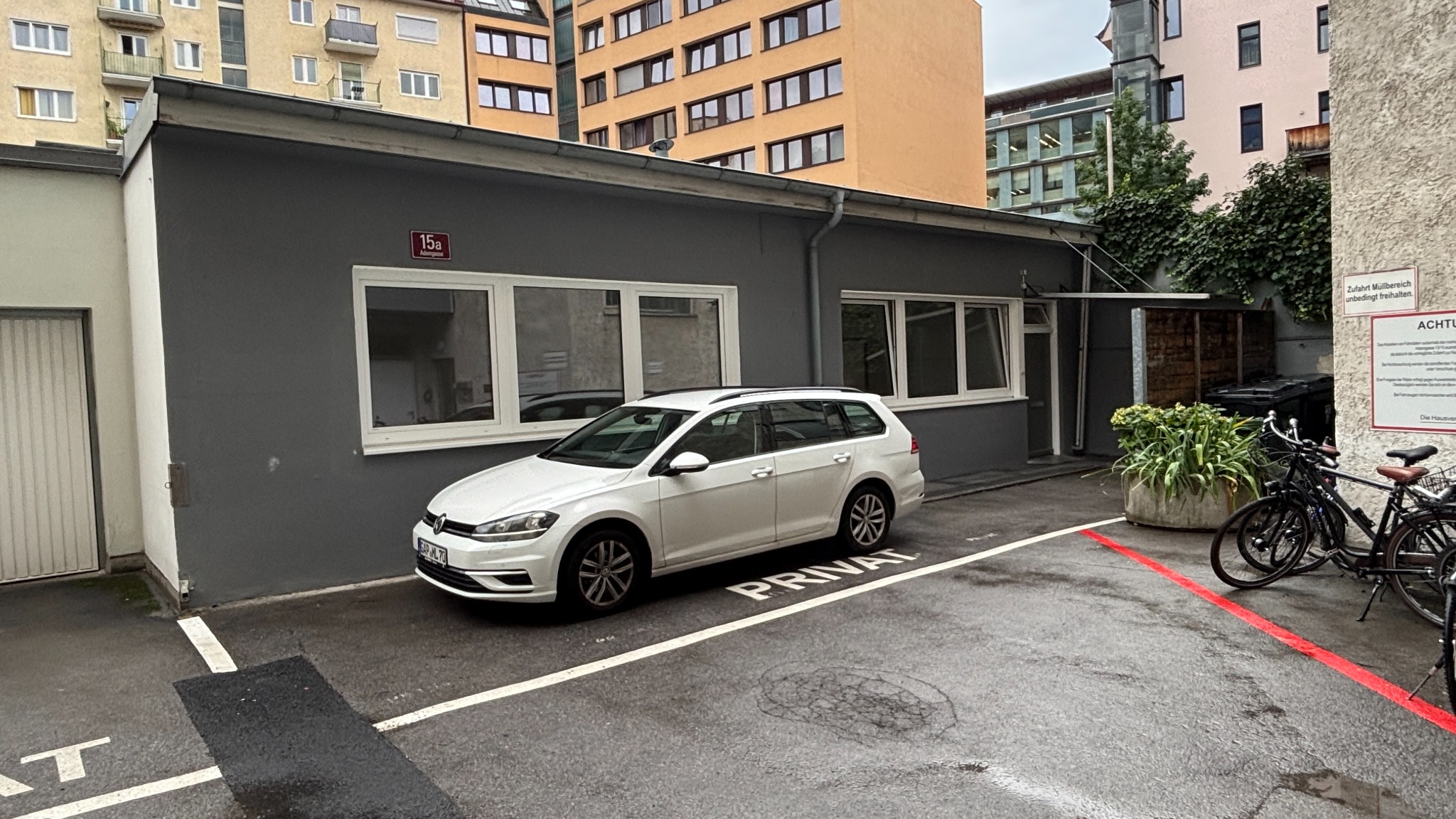 Vorplatz und Gebäude Adamgasse 15a in Innsbruck